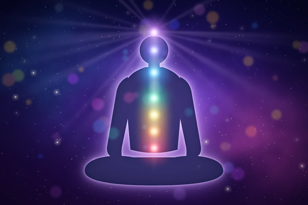 Silhouette en méditation avec sept points de couleur le long de la colonne