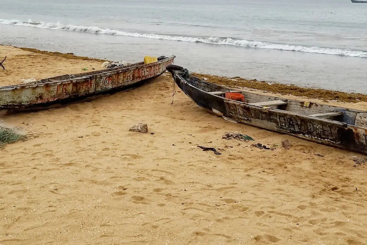 Deux pirogues sur une plage, face à la mer