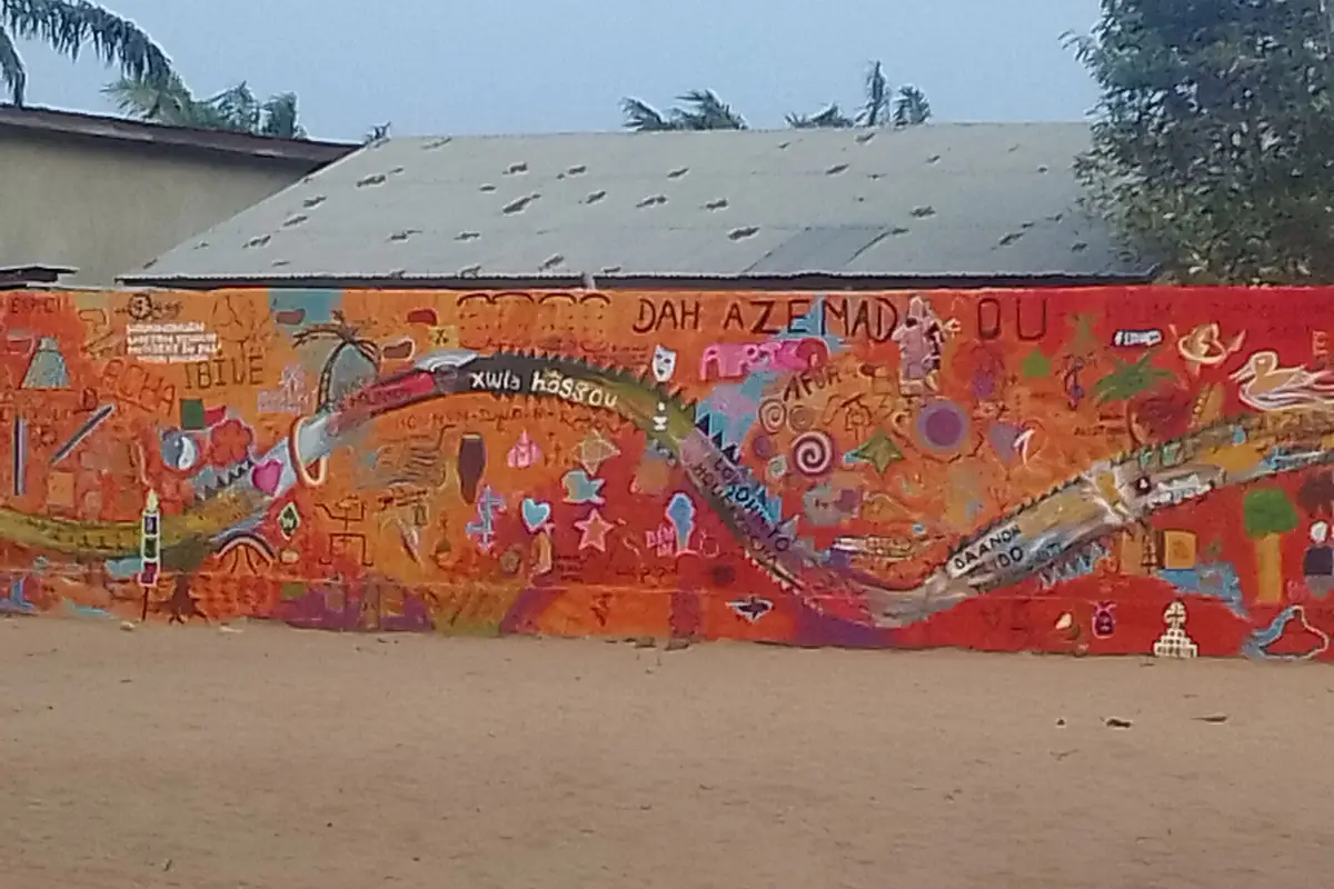 Fresque murale colorée à Ouidah