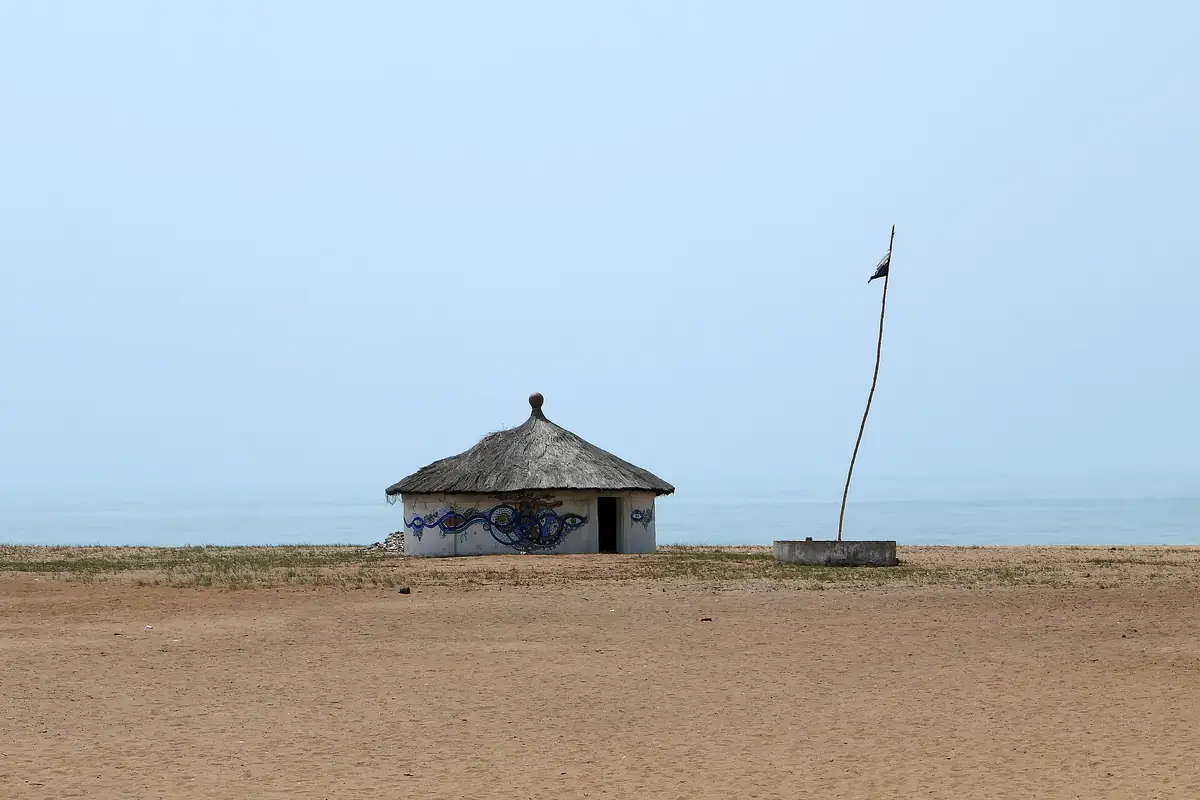 Petit temple vodun sur la plage de Ouidah