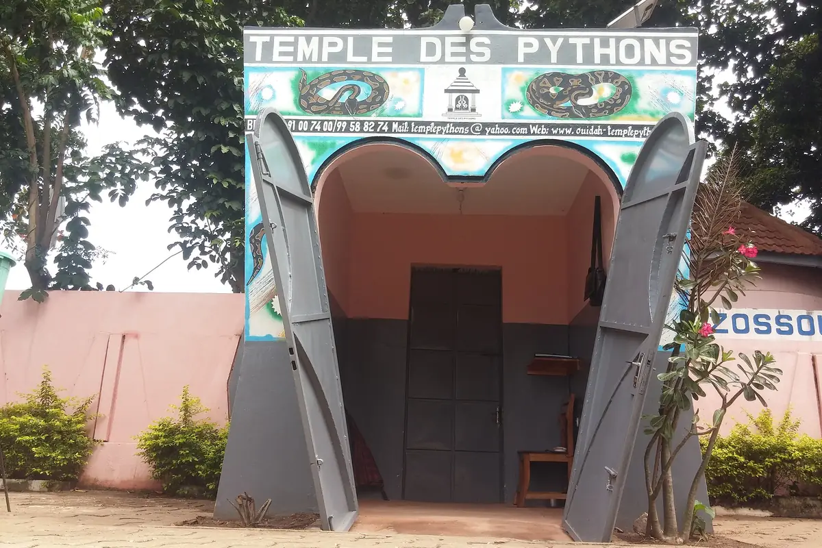 Entrée du Temple des Pythons à Ouidah