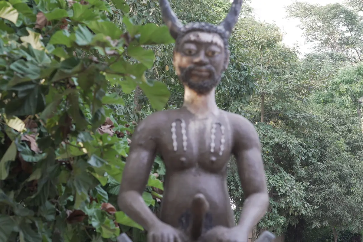 Statue de Tolegba dans la forêt sacrée de Kpassè