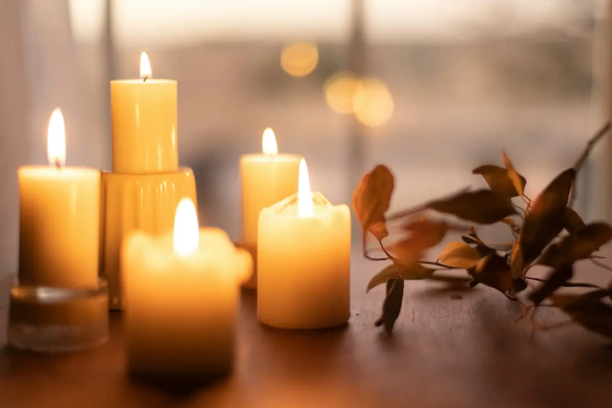 Bougies allumées dans une lumière chaude